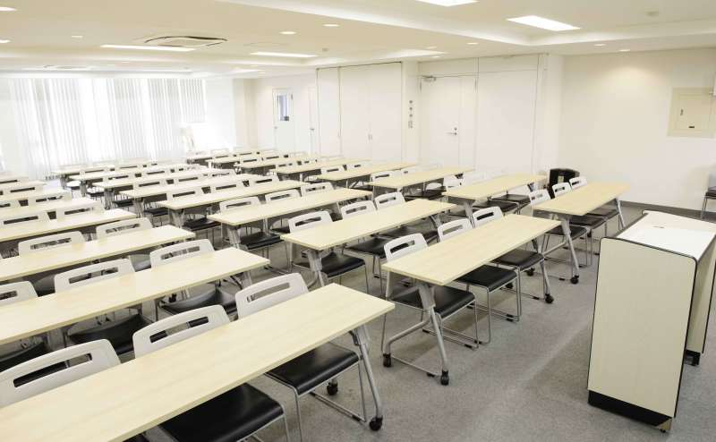 会議室内の様子。前方より演台を含めて。