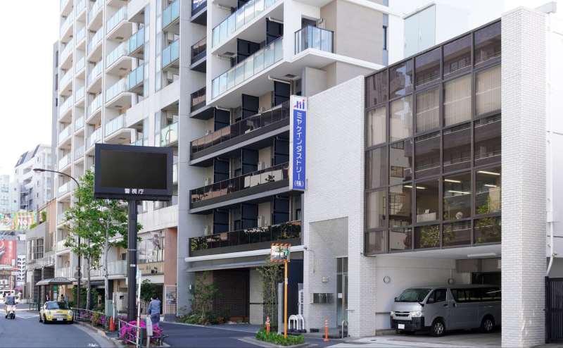 ミヤケインダストリービル外観。東京メトロ丸ノ内線 四谷三丁目駅 2番出口を出て、写真の歩道を奥から手前まで歩いて2分と駅近の会議室です。