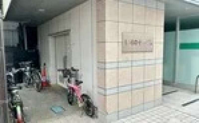 【ビル入館時・退館時ともに、ビル左手の通路を進み、セキュリティ操作を行ってください。】