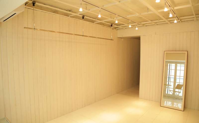 部屋全体が白ベースですので、表現がしやすいスペースです。