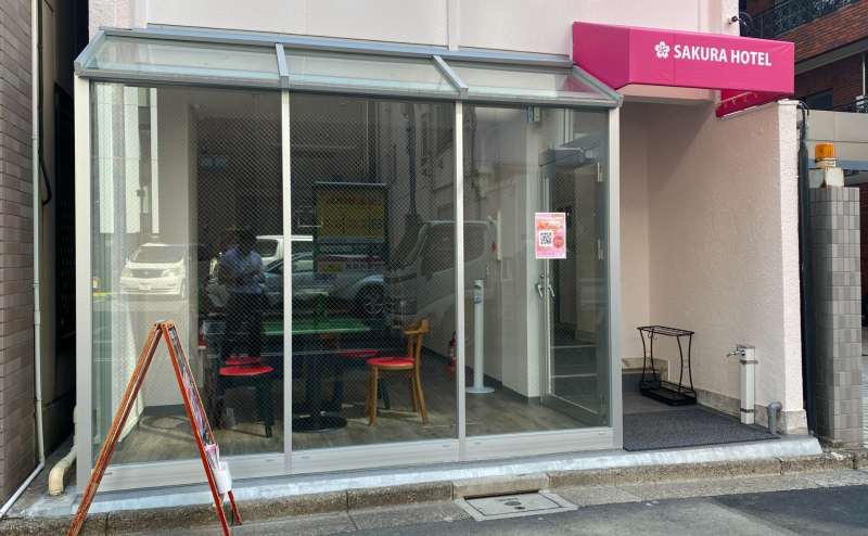 神保町駅から徒歩3分ピンクのテントが目印です。