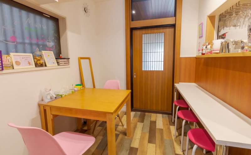 テーブルは伸縮できるので２人から５人まで可能です。