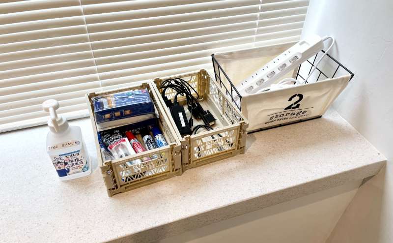 【窓際に延長コードや各種変換機、除菌スプレーを設置しています】 - TIME SHARING 六本木 第6DMJビル 4Eの写真