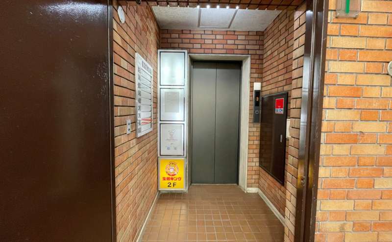 【1階エレベーターホール／5階までお上がりください】 - TIME SHARING 神保町 樋谷ビル5Aの写真