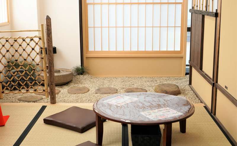 円テーブルは無料備品です。