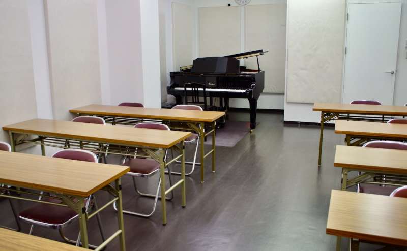 グランドピアノてせ本格的な練習できます（オプション）