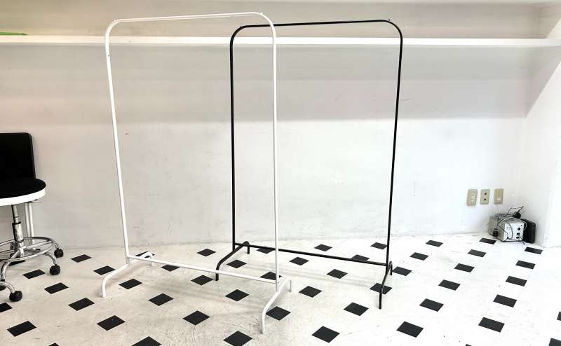 展示用のハンガーラック。