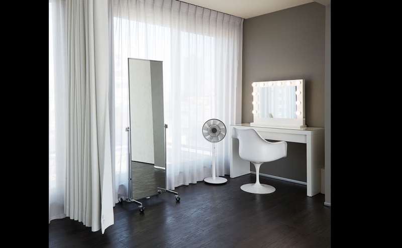 5階フリースペース、メイク台