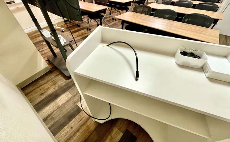 【モニターへは司会台に伸びているHDMIケーブルを繋ぐだけなので簡単♪】 - TIME SHARING 四谷8Aの写真