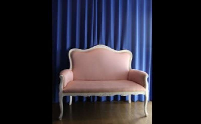 カーテンは1級遮光なので日中でも完璧な遮光が可能。照明を使った撮影に