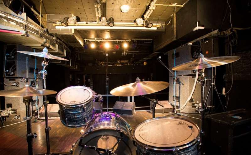 ステージのドラマー目線で客席を見たところです。ドラムセットも格安でご利用いただけます