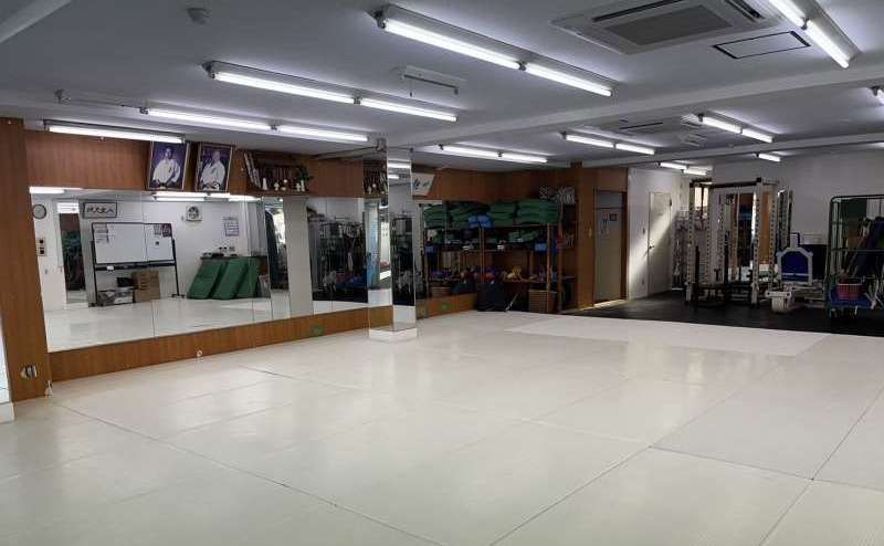 ヨガやピラティスにいかがでしょうか。マットご利用で20名〜25名様ご利用いただけます