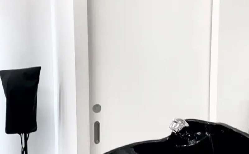 奥のドアはトイレです。(男女共用) 音姫あり  ！！ご注意ください！！ シャンプー台は1台ございますが、現在使用不可となります。