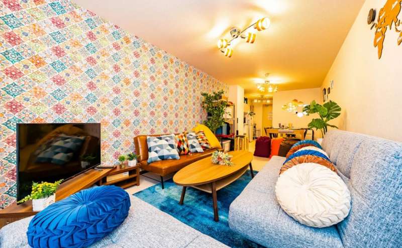 ダイニング＆リビングをソファ側から撮影。ふかふかのソファにクッションもたくさんご用意しています