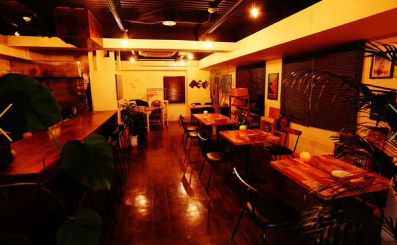 ナチュラルテイストの広々とした室内になっております