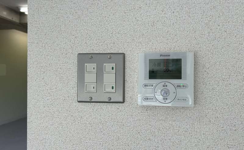 【奥側のお部屋の電気と空調のスイッチは、真ん中の仕切り壁の周辺にございます】
