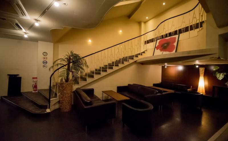 店内は明るく、ホテルのようなラウンジが好評です。