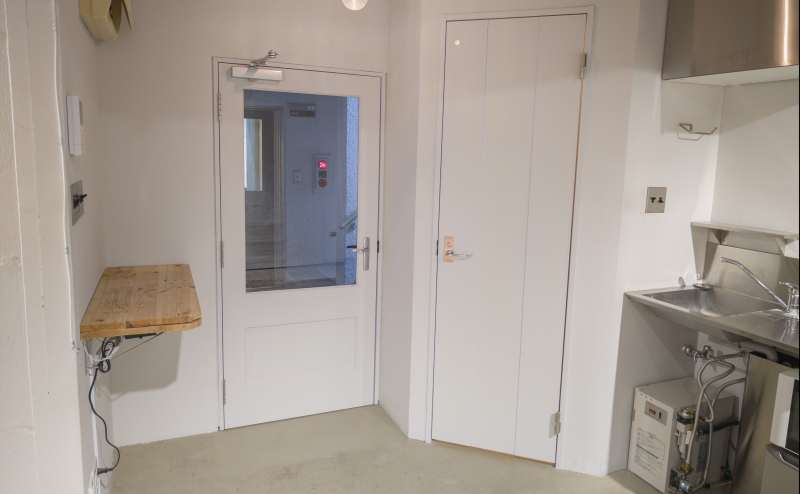 フロントエリア・手前｜カウンターとトイレ、キッチンがあります