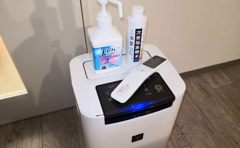 コロナ対策備品です（空気清浄機、体温計、アルコールスプレー、次亜塩素酸水）。ほかに除菌シートもございます。