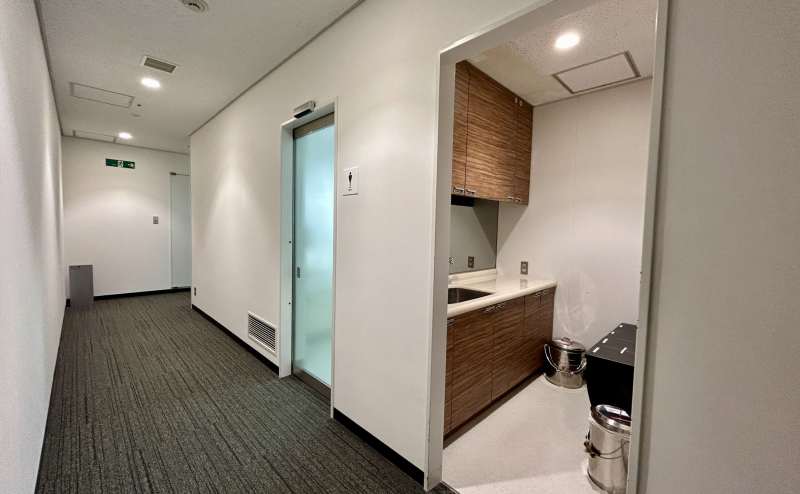 【給湯室・男子トイレ入口】