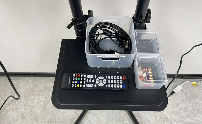 【変換機、モニターのリモコン、リモコン用予備電池はモニター台にございます】 - TIME SHARING 秋葉原 和泉ビル205の写真