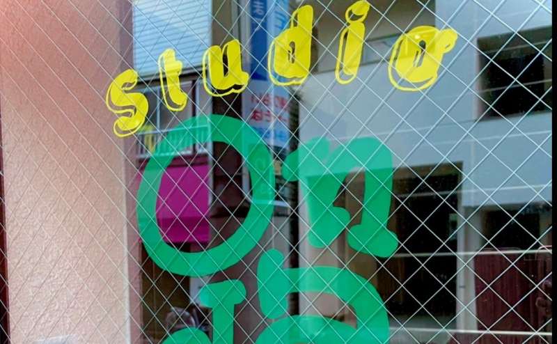 ロゴの付いているドア入り口からお入り下さい。