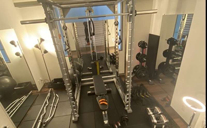 本格的なトレーニングマシンが揃った女性専用トレーニングスペース。間接照明を使った落ち着きのある空間です