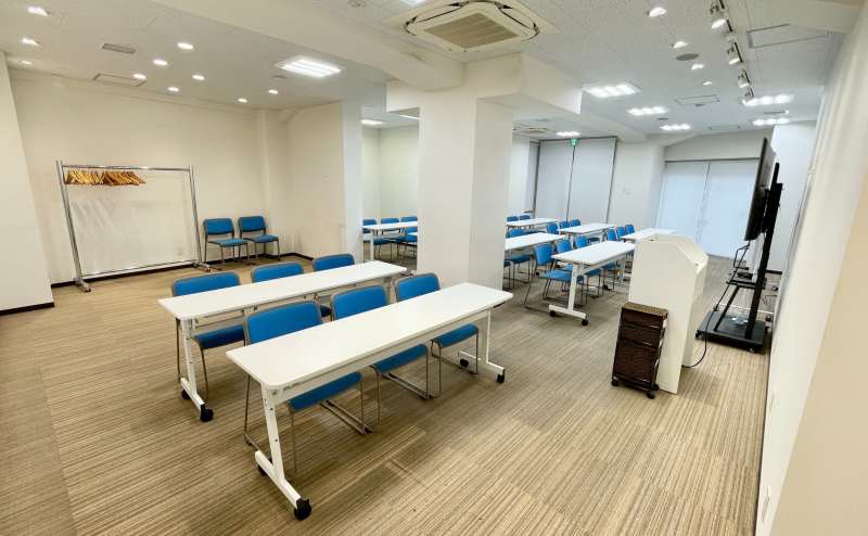 【真ん中の柱を活かして、空間を2つに分けてグループトークなどレイアウトを自由に変更していただけます。※レイアウト変更・原状復帰はお客様自身で行っていただきます】 - TIME SHARING 代々木駅