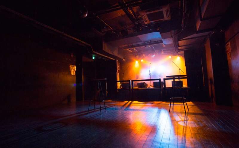 オレンジ照明です。音響、照明のオペレーター代も利用料金に含まれており、大変お得です