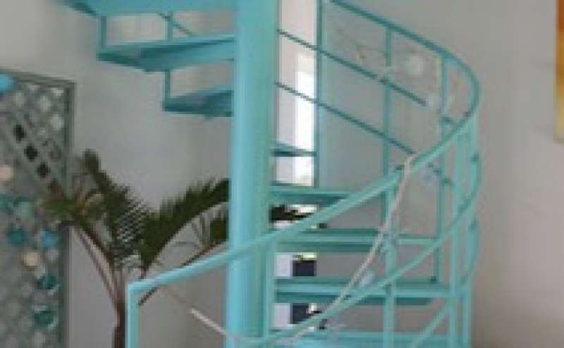 ショップカラーのらせん階段