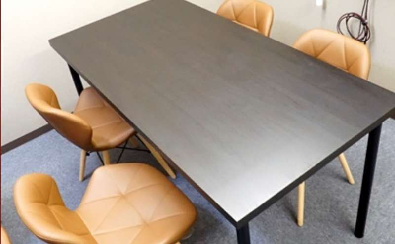 ふかふかのクッションつき椅子をご用意しました。ワンランク上の雰囲気のある会議室です