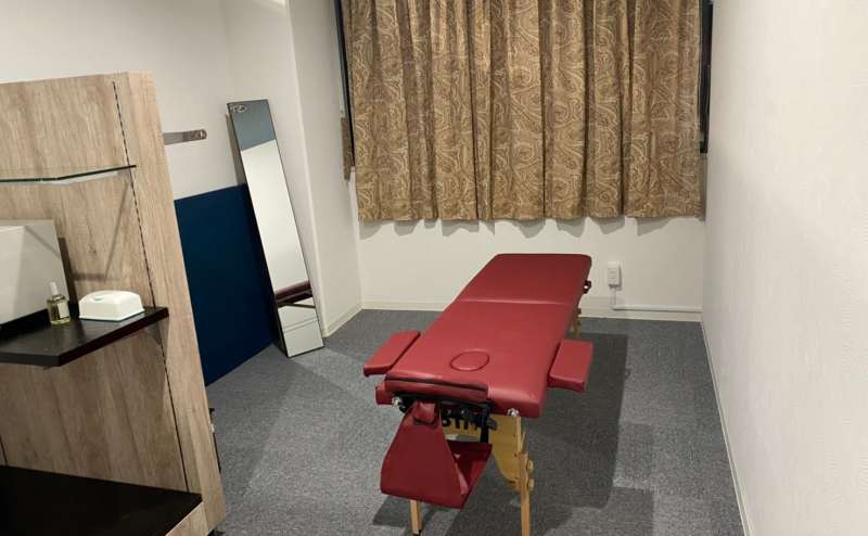 南向きの御部屋でございます。外部からの視線を感じる場合はカーテンをお閉め下さい。