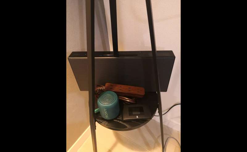 ポケットWIFI、Bluetoothスピーカー（2つ）、延長コードです。