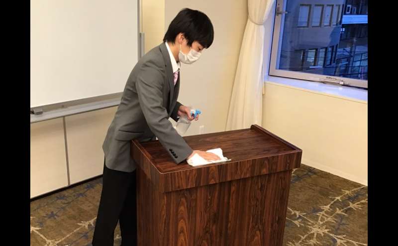 ホール内の机、椅子、備品のすべてを消毒したします