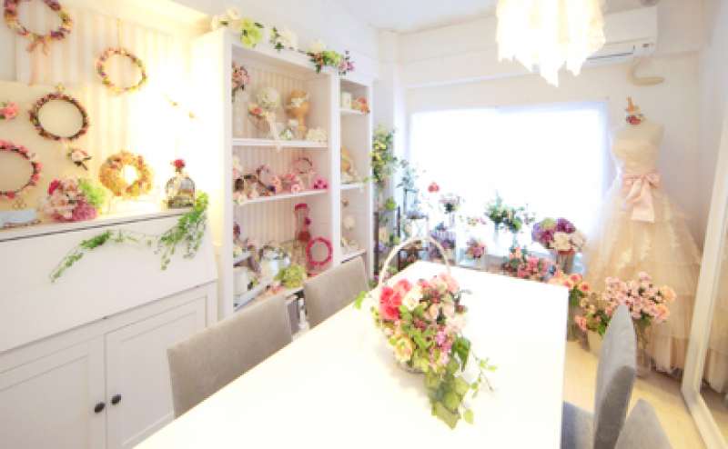 お部屋は、白を基調としたインテリアで、おしゃれな内装。