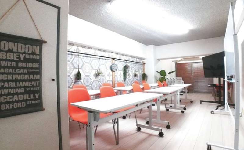 入り口から会議室内を見たところ