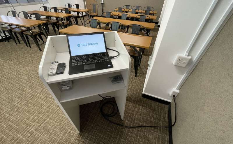 【プロジェクターへの接続は司会台に延びているHDMIケーブルを繋げるだけなので簡単♪】