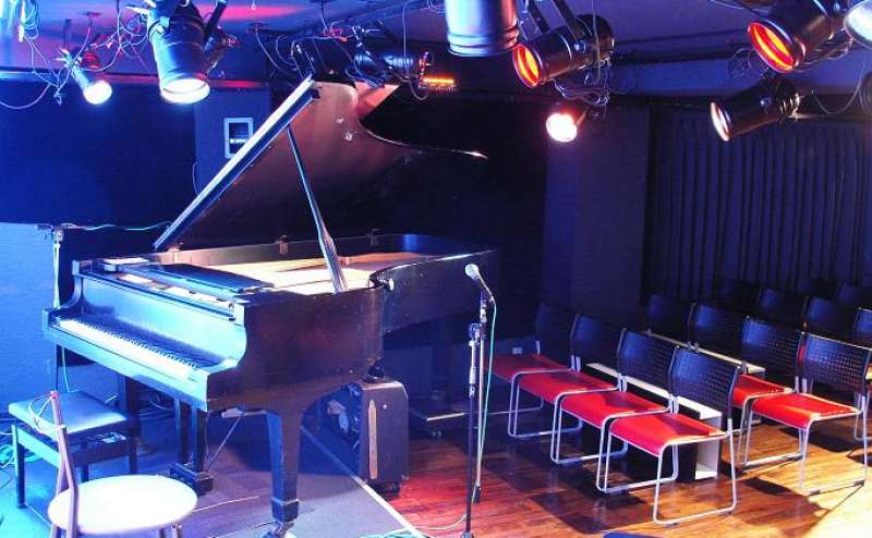 ステージ脇から