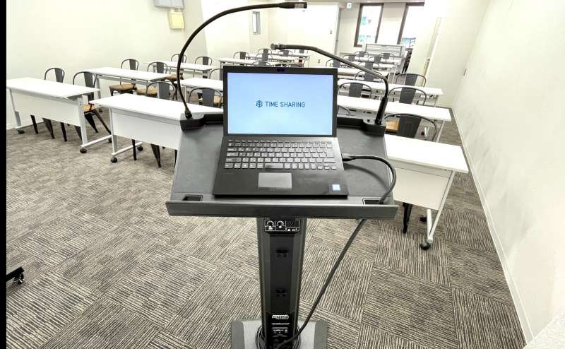 【司会台にはマイクがついているので、後ろまでしっかり声が届きます】 - TIME SHARING 茅場町 岡本ビルの写真