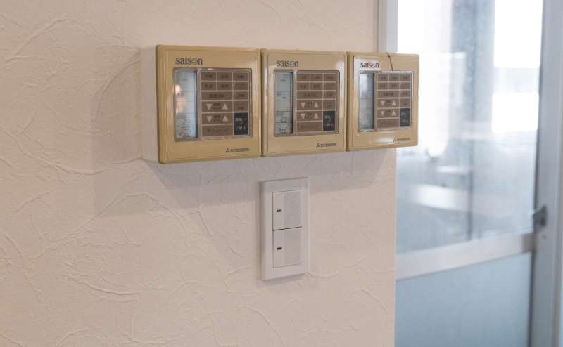 【室内に専用エアコンがあるので温度設定を自由に変更可能です。リモコンは入口ドアから入ってすぐ左の壁にございます】 - TIME SHARING 飯田橋 第二東文堂ビル 7Fの写真