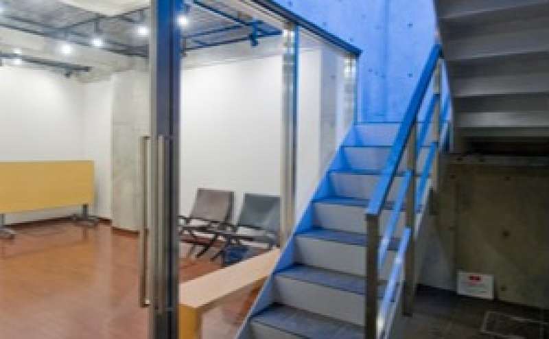 こちらの階段をご利用ください。閑静な住宅街のなかにあるオシャレなスペースを格安でレンタルできます