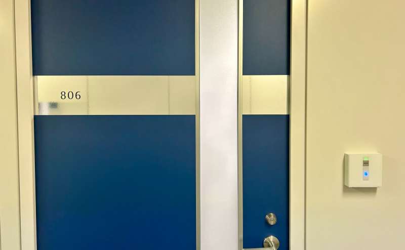 【ご予約の部屋まで進みドアノブにあるキーボックスよりカードキーをお取りの上、SECOMセンサーに当ててオートロックを解除ください】