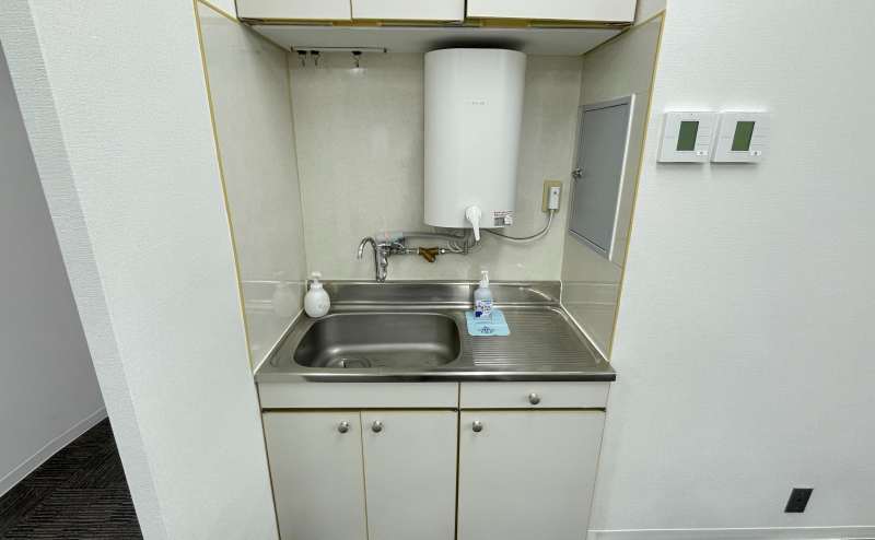 【会議室内に手洗い用の流し台・除菌スプレーがあるので感染症対策もバッチリです】 - TIME SHARING 茅場町 岡本ビルの写真