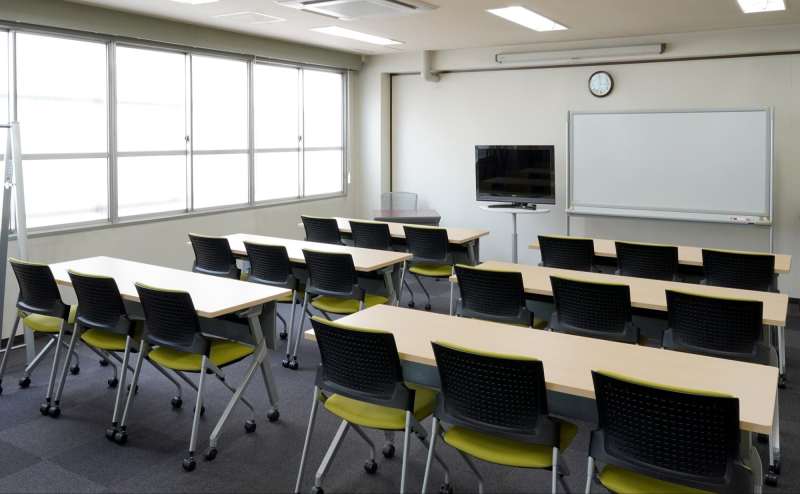 全面に広がる窓からの光で明るく開放的な会議室。セミナーや会議などにぴったりな会場です。※スクール形式　18名着席可能。