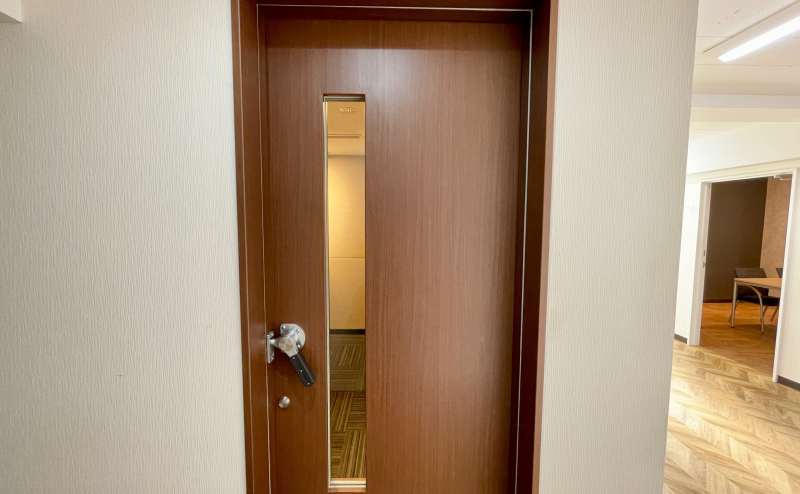 【お部屋のドアは密閉型のため、周囲の音が聞こえず、中の音は外に漏れません】 - TIME SHARING 四谷防音ルーム7Cの写真