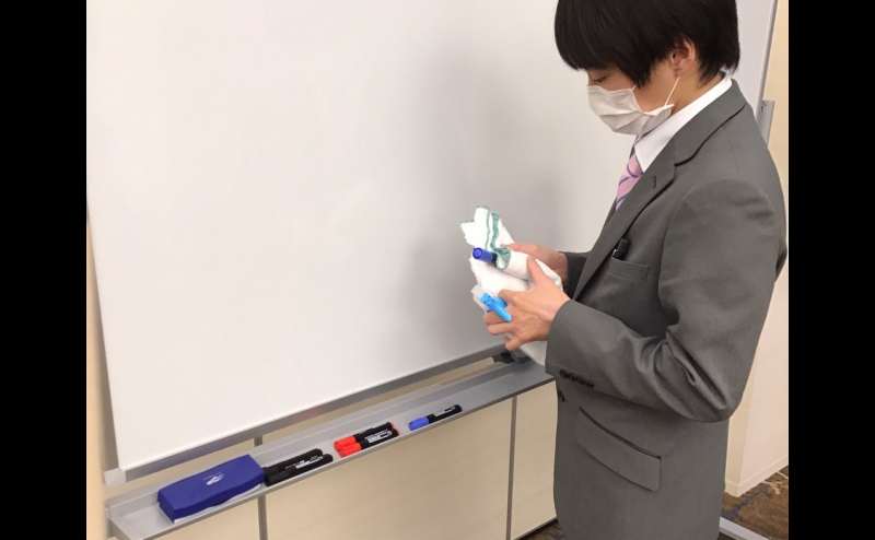 机、椅子、備品などの消毒も行います