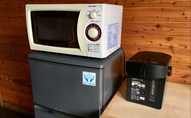 MTGスペースにある冷蔵庫とレンジと湯沸しポットです。 これらは基本料金内でご利用いただけます。