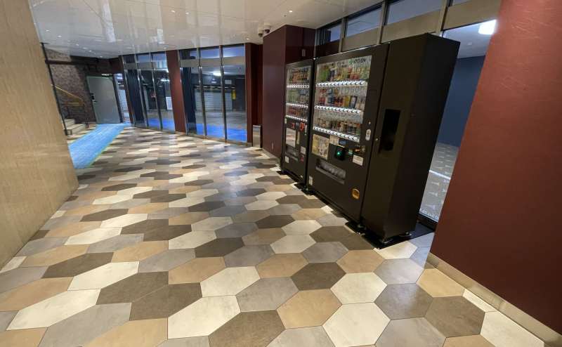 1階エレベーターホールには自動販売機が２台あります - TIME SHARING 渋谷ワールド宇田川ビル7Bの写真