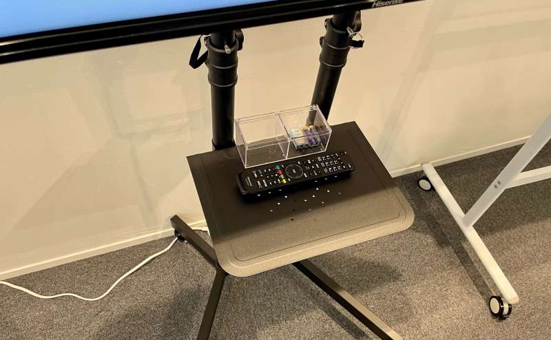 【モニターの電源を入れるリモコンはモニター台に設置しています】 - TIME SHARING 六本木 第6DMJビル 4Eの写真