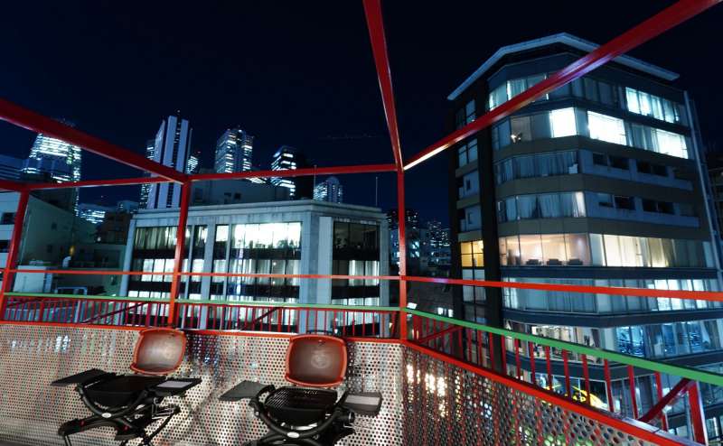 美しい新宿の夜景を楽しめる奇麗なスペースで快適な時間をお過ごしください。